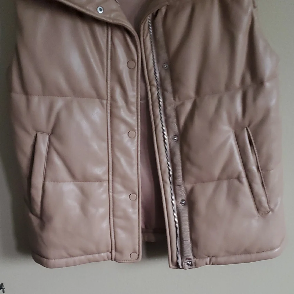 Abercrombie & Fitch Women's Tan Puffer Vest - Picture 6 of 7